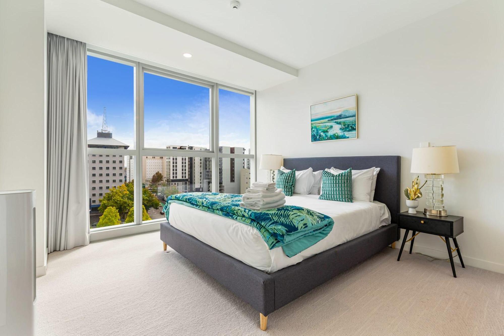 Brand New Luxe 3-bed In Aotea Square